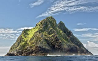 Berg vor blauem Himmel
