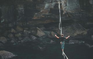 Seiltänzer über eine Schlucht